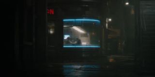 Już pierwsze ujęcie zwiastuna potwierdza, że Matt Reeves na poziomie wizualnym będzie wyraźnie inspirował się konwencjami noir i neo-noir, wykorzystując tropy zawarte m.in. w produkcjach wchodzących w skład franczyzy „Blade Runnera”. To właśnie dlatego w rzeczonej scenie widzimy pokryte mgłą ulice, rozświetlane przez światło miejskich neonów, a całe Gotham – nie tylko w tej sekwencji – zanurzone jest w deszczu.