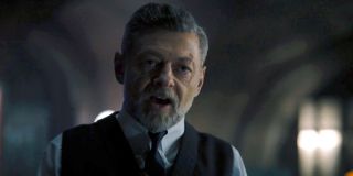 W końcu mamy okazję zobaczyć, jak będzie prezentował się Andy Serkis jako Alfred. Zwróćmy uwagę na bliznę nad lewym okiem bohatera – aktor wyznał, że portretowany przez niego kamerdyner ma w wielu miejscach stawiać na swoją fizyczność. Powstały spekulacje, że Alfred jest byłym żołnierzem brytyjskich sił specjalnych, który osobiście trenuje Bruce’a Wayne’a. Nie możemy nawet wykluczyć, że weźmie on udział w niektórych walkach z przestępcami.