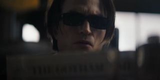 Bruce Wayne w okularach przeciwsłonecznych i zasłonięty gazetą. Jeden z zestawów LEGO tę wersję postaci określał jako „włóczęgę”. Najprawdopodobniej protagonista będzie wykorzystywał różne, realistyczne taktyki, aby pozyskiwać nowe informacje – być może rzadziej niż w poprzednich filmach na tym polu zdecyduje się na bezpośrednią konfrontację ze złoczyńcami.