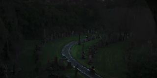 Sekwencja, w czasie której Batman ściga złoczyńców na motorze, była kręcona w Liverpoolu. Z przebiegu zdarzeń na planie możemy wnioskować, że dojdzie do niej zaraz po pogrzebie burmistrza Mitchella i eksplozji, do której doszło w trakcie ceremonii.