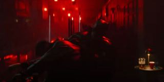 Batman w pełnym kostiumie toruje sobie drogę w klubie, w którym naprzeciw niego stają przestępcy. Sekwencja ta przywodzi na myśl zachowanie bohatera z filmu „Mroczny Rycerz”, w którym obezwładniał on kolejnych łotrów przed dotarciem do Sala Maroniego. Dodajmy, że w tym samym klubie najprawdopodobniej przebywa Selina Kyle, tym razem korzystająca z czerwonej peruki.