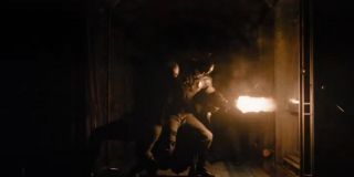 Matt Reeves zdecydował się sięgnąć po sekwencję, która już od jakiegoś czasu określana jest jako tzw. „hallway scene” – chodzi tu o widowiskowe starcie danej postaci z przeciwnikami i ich pokonywanie jeden po drugim. Podobny zabieg widzieliśmy w przypadku działań Dartha Vadera, Luke’a Skywalkera, Daredevila czy Czarnej Wdowy.