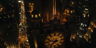 Ta sekwencja potwierdza, że policja Gotham koniec końców obróci się przeciwko Batmanowi, który ucieka przed funkcjonariuszami, skacząc z wieży zegarowej. Być może plan Riddlera miał także na celu wrobienie Mrocznego Rycerza w popełnione przez antagonistę przestępstwa.