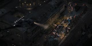 Poprzedni kadr powinniśmy połączyć z następnym, w którym pokazano następstwa tajemniczego incydentu w Gotham – mamy tu najprawdopodobniej do czynienia z atakiem na sąd. Spekuluje się, że to właśnie w ramach tych wydarzeń zginie komisarz Pete Savage.