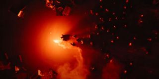 W tej scenie Batman staje w obronie mieszkańców Gotham. Z estetyki tego ujęcia wynika, że pochodzi ono z sekwencji, która kończy się samochodowym pościgiem za Pingwinem. Spekuluje się, że złoczyńca uwięził miejscową ludność z nieznanych na razie przyczyn.