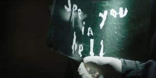 W finałowych sekwencjach widzimy dwie zagadki Riddlera. Jedna z nich, „Co jest czarne, niebieskie i cały czas martwe?” (to semantyczna zmiana znanej w USA zagadki „what's black, white and re(a)d all over?”) jest najprawdopodobniej komentarzem do zniszczonej psychiki Bruce’a Wayne’a. Druga, napis „do zobaczenia w piekle”, może być powiązany z „jaka jest cena twojego ślepego oka” z poprzedniego zwiastuna.