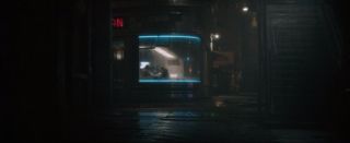 Zwróćmy uwagę, że kawiarnia, w której dochodzi do zatrzymania Riddlera, mieści się zaraz obok schodów prowadzących na stację metra. Nie jest wykluczone, że Nashton znajduje się więc relatywnie blisko Jaskini Nietoperza, która – jak sugeruje zeszłoroczny trailer – może być położona pod linią metra w Gotham.