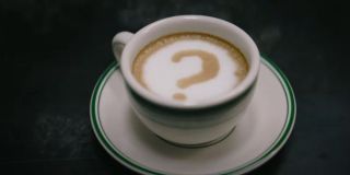 Choć trailer nie pokazuje nam zbliżenia na twarz pojmanego, z dużą dozą prawdopodobieństwa możemy założyć, że grupa policyjna, w skład której wchodzi Jim Gordon, w kawiarni zatrzymuje Edwarda Nashtona aka Riddlera. Wyraźną sugestią w tej sprawie jest charakterystyczny dla Człowieka Zagadki znak zapytania widoczny na pokrywającej kawę piance.