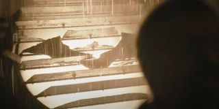 W sieci nie brakuje zachwytów nad niezwykle realistycznym podejściem Reevesa do ekspozycji Gotham i jego mieszkańców. Przejawem realizacji tej wizji jest m.in. jedyna w swoim rodzaju konstrukcja bat-sygnału. Zwróćmy uwagę, że znajduje się on na dachu budynku policji, a wykonano go ze sporych fragmentów metalu po prostu położonych na źródło światła.