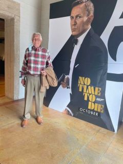 Co ciekawe, wykorzystanie przez Hansa Zimmera fragmentów utworu Armstronga w scenie z udziałem Jamesa i Madeleine jako pierwszy odkrył sam George Lazenby w czasie światowej premiery „Nie czas umierać” w Londynie.