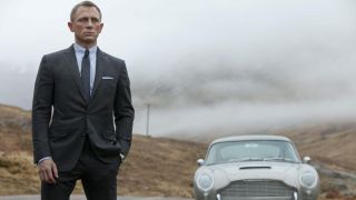 W scenach rozgrywających się we Włoszech Bond porusza się samochodem Aston Martin DB5 – tym samym, który zniszczono w „Skyfall”, a który w końcowych scenach „Spectre” do sprawności przywrócił Q.