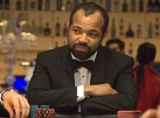 W „Nie czas umierać” powraca Felix Leiter z CIA, postać, którą ostatnio mogliśmy oglądać w „Quantum of Solace”. Scena jego śmierci poprzez utonięcie może budzić wyraźne skojarzenia ze śmiercią Vesper Lynd w „Casino Royale”.