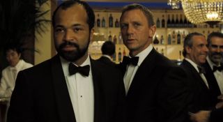 Gdy Bond zabija Logana Asha, stwierdza, że to rewanż za śmierć „brata” – Felixa. Zwróćmy uwagę, że w „Casino Royale” w jednej ze scen Leiter przy Jamesie nazywa samego siebie „bratem z CIA”.