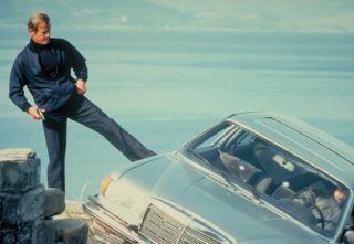 W „Tylko dla twoich oczu” Bond zabił zabójcę o nazwisku Locque również przy pomocy samochodu – co ciekawe, wtedy także była to zemsta za zabicie przyjaciela 007, włoskiego agenta Luigiego Ferrary.