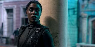 Gdy Bond przybywa do siedziby MI6, Nomi, obecna 007, mówi do Moneypenny: „Teraz rozumiem, dlaczego go postrzeliłaś”. Przypomnijmy, że w „Skyfall” Moneypenny przypadkowo postrzeliła Bonda w czasie walki na dachu jadącego pociągu.