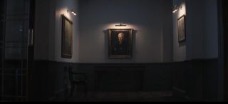 W siedzibie MI6 widzimy portret dawnej M portretowanej przez Judi Dench.