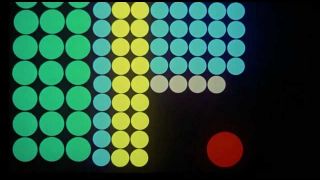 W czołówce „Nie czas umierać” widzimy taniec kolorowych kół – przez krótki moment na poziomie wizualnym jest on niemalże identyczny z tym, który zobaczyliśmy w czołówce filmu „Doktor No”.