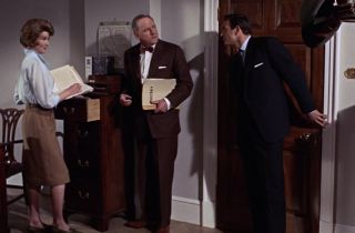 W tym samym miejscu widzimy również obrazy przedstawiające innych M z filmowej franczyzy: tych portretowanych przez Bernarda Lee (M od „Doktora No” do „Moonrakera”) i Roberta Browna (M od „Ośmiorniczki” do „W obliczu śmierci”).