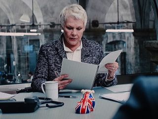 W samochodzie Aston Marin V8 Vantage możemy zobaczyć figurkę psa, którą Bondowi podarowała M (Judi Dench).