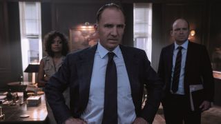 W „Nie czas umierać” po raz pierwszy w całej franczyzie pojawia się słowo „Fu…” – Bond używa go w trakcie rozmowy z M w zwrocie „For fu… sake!”.