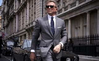 Gdy w tej samej scenie do bohaterów dołącza Tanner, widzowie mogą po raz kolejny usłyszeć przerobiony motyw muzyczny z „W tajnej służbie Jej Królewskiej Mości”.