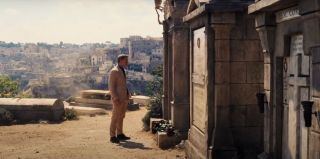 James Bond i Madeleine Swann trafiają do włoskiego miasta Matera – to tutaj mieści się grób znanej z filmu „Casino Royale” Vesper Lynd, który odwiedza dawny agent 007.