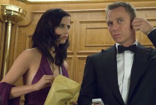W czasie sceny rozgrywającej się w pobliżu grobu słyszymy motyw muzyczny Vesper z „Casino Royale”, powtórzony także w „Quantum of Solace”.