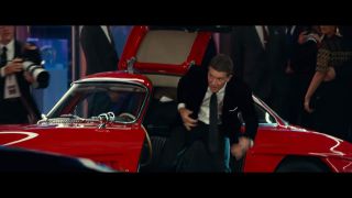 Złoczyńca grany przez Antonio Banderasa wsiada tutaj do czerwonego samochodu - warto to zapamiętać.