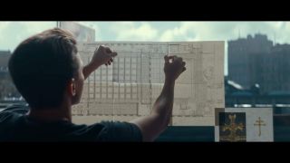 Obok planu budynku, który ogląda Nathan, widzimy dwa zdjęcia krzyża. Pojawia się on również w późniejszej scenie zwiastuna. 