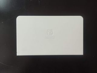 Design stacji dokującej delikatnie się zmienił, zrezygnowano z kanciastych krawędzi.