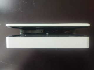 Przestrzeń między ściankami stacji dokującej jest nieco szersza.