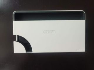 W tylnym panelu zadbano o więcej miejsca na wyprowadzenie kabli.