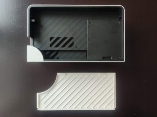 Tylni panel tym razem zdejmuje się całkowicie.