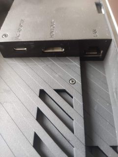 Wnętrze stacji dokującej. Port Ethernet zastąpił jedno wejście USB.