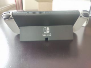 Nintendo Switch OLED - nowa podstawka znacznie ułatwia korzystanie z trybu tabletop.