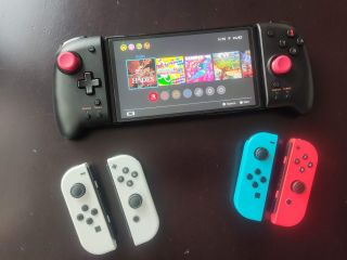 Jak widać na zdjęciu, nowa konsola bez problemu współpracuje z Hori Split Pad Pro.