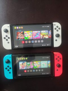 Na górze Nintendo Switch OLED, poniżej pierwszy model konsoli.