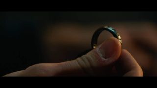 Słynny pierścień sir Francisa Drake'a, noszony przez Nathana. Jest na nim wygrawerowany łaciński napis "sic parvis magna", czyli "wielkość  od skromnych poczatków". Hasło to wydaje się idealnie pasować do filmowego origin story.