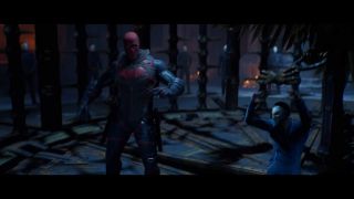 W pewnym momencie Red Hood zostaje uwięziony wraz z jednym z członków Trybunału Sów. Obie postacie są następnie zrzucone do podziemi - być może do labiryntu, w którym w komiksie znalazł się Batman.