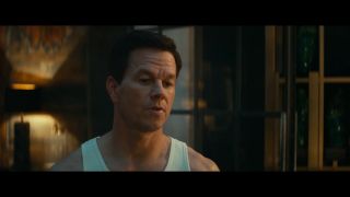 Sully, grany przez Marka Wahlberga, nie ma charakterystycznego wąsa. Aktor swego czasu opublikował jednak na swoim Instagramie zdjęcie ze sztucznym wąsem, co może sugerować, że bohater zapuści go na pewnym etapie filmu lub w scenie po napisach.