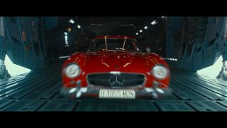 Gdy Nathan wdrapuje się na pokład samolotu, zostaje on z niego ponownie zepchnięty przez... czerwony samochód złoczyńcy. 