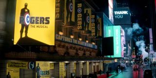 W sekwencji otwierającej, tuż po tym, gdy świat dowiaduje się o prawdziwej tożsamości Spider-Mana, Peter przemierza wraz z MJ ulice Nowego Jorku. W tle widzimy dwa billboardy reklamujące „Rogers: The Musical”, upamiętniający Kapitana Amerykę i pokazany wcześniej w serialu „Hawkeye” musical. 