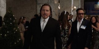 W telewizji pokazane jest zdjęcie Happy’ego w długich włosach. Zrobiono je w trakcie imprezy, którą widzieliśmy w scenach retrospekcji w filmie „Iron Man 3”. 