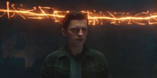 Zaklęcie, które rzuca Doktor Strange, aby cały świat (z wyjątkiem kilku osób) zapomniał, że Peter Parker jest Spider-Manem, ma swoje źródło w komiksach. Po wyjawieniu w „Wojnie domowej” prawdziwej tożsamości Pajączka Najwyższy Mag w fałszywej rzeczywistości stworzonej przez Mefisto użył tego samego zaklęcia – i to w tym samym celu. Zwróćmy również uwagę, że magia Strange’a jest tym razem oparta na runach; wygląda nieco inaczej niż w pierwszych trzech fazach MCU, za to kojarzy się wizualnie z magią z serialu „WandaVision”. 