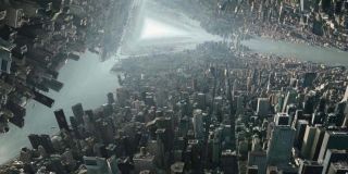 Doktor Strange i Spider-Man mierzą się w wymiarze lustrzanym w ramach sekwencji, która przywodzi na myśl podobne sceny z filmów „Incepcja” i „Doktor Strange”. Istotne jest to, że zdaniem byłego Najwyższego Maga sprawuje on pełną kontrolę nad tą rzeczywistością – według komiksów, aby było to w ogóle możliwe, wymagana jest również kontrola nad należącym do Dormammu mrocznym wymiarem. Być może dobijanie targu przez Strange’a miało punkty w umowie, o których jeszcze nie słyszeliśmy. 