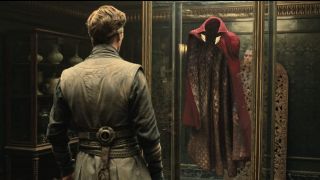 W trakcie walki Strange’a i Spider-Mana do Parkera na krótki moment przylega Peleryna Lewitacji – podobnie jak w serii „Marvel Zombies”, który to wizerunek był na tyle popularny, że doczekał się później figurki kolekcjonerskiej. 