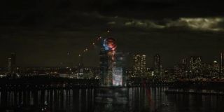 Statua Wolności w świecie MCU zyskuje właśnie dodatkowy element – tarczę Kapitana Ameryki. Symbol ma upamiętnić działania herosa, zwłaszcza te z czasu wojny z Thanosem. Co ciekawe, o modyfikacji statuy mówi się również w serialu „Hawkeye”; wszystko wskazuje więc na to, że akcja tej produkcji i „Bez drogi do domu” rozgrywa się mniej więcej w tym samym okresie („No Way Home” – lato, „Hawkeye” – zima).  