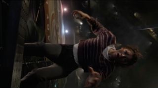 W jednej z najbardziej wzruszających scen filmu Spider-Man Garfielda ratuje spadającą MJ – to oczywiście nawiązanie do skoku, mającego uratować życie Gwen Stacy w filmie „Niesamowity Spider-Man 2”. Tym razem misja zakończyła się sukcesem i doprowadziła Parkera do łez. 