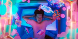 Doktor Strange stwierdza, że do świata MCU przeniknęli złoczyńcy, którzy wiedzą, kto w ich rzeczywistości jest Spider-Manem. Jest jednak w błędzie: Electro nigdy nie posiadł tej wiedzy. Gdy Pajączek Garfielda ujawnia swoją tożsamość, Max Dillon jest zdumiony – myślał bowiem, że tak dobry Spider-Man musi być czarny. To subtelne nawiązanie do Pajączka Milesa Moralesa, ustawiające podwaliny pod jego wprowadzenie do MCU. 