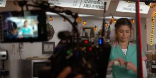 Peter odwiedza niepamiętającą go MJ w kawiarni. Zauważmy, że we wspomnianej już wcześniej historii komiksowej „One More Day” zawarta umowa z Mefisto sprawiła, że małżeństwo Parkera i Mary Jane Watson zostało wymazane, a kobieta w ogóle nie pamiętała swojego związku z Pajączkiem. 